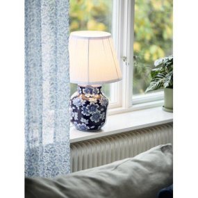Fanny 47cm Blau tischlampe Von PR Home - I kombination med den veckade textilsk&auml;rmen bidrar lampan med en tidl&ouml;s elegans till rummet.