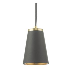 Cone Ø9 Schwarzes Gold fensterlampe Von Oriva - Diese moderne Fensterlampe kombiniert einen eleganten schwarzen Schirm mit raffinierten Messingdetails und verleiht Ihrem Fenster ein stilvolles und exklusives Aussehen.
