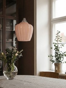 Amalfi Ø25 Aprikose hängelampe Von PR Home - Die Pendelleuchte Amalfi besticht durch ihr zeitloses und elegantes Design mit einer sanften Silhouette, die an ein Schneeglöckchen erinnert.