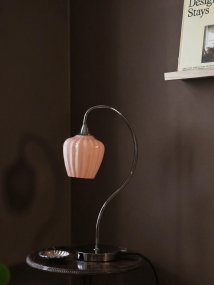 Amalfi 50cm Aprikose tischlampe Von PR Home - Sie wird mit einem 1,8 m langen, schwarzen Textilkabel, einem Netzschalter und einem Netzstecker geliefert.