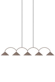 Curve 165cm Braun hängelampe Von Globen Lighting - Sie besteht aus matt lackiertem Metall, verf&uuml;gt &uuml;ber f&uuml;nf Schirme und wird mit zwei 200 cm langen Textilkabeln sowie einer passenden Deckenrosette geliefert.