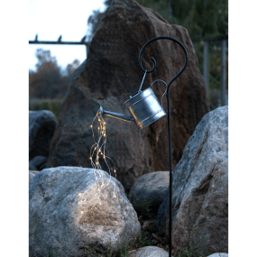 Dew Drop Water can Zink solarleuchte Von Star Trading - Die zinkfarbene Gießkanne erzeugt durch 28 kleine LEDs, die in einem sanften, warmweißen Licht leuchten, die Illusion von fließendem Wasser.