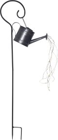 Dew Drop Water can Zink solarleuchte Von Star Trading - Die zinkfarbene Gießkanne erzeugt durch 28 kleine LEDs, die in einem sanften, warmweißen Licht leuchten, die Illusion von fließendem Wasser.