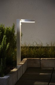 Vidi Weiß solarleuchte Von Star Trading - Solarbetriebene Wegebeleuchtung, die den Solarpoller nachts und per Bewegungserkennung für 25 Sekunden mit 500 Lumen erleuchten lässt und anschließend auf 70 Lumen Dauerlicht herunterregelt.