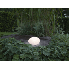 Globy 18cm Weiß solarleuchte Von Star Trading - Sie leuchtet im Dunkeln mit warmwei&szlig;em Licht und schafft eine gem&uuml;tliche Atmosph&auml;re.