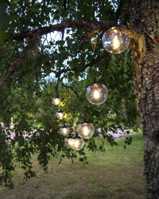 Globe Schwarz solarleuchte Von Star Trading - Die Globe-Solarzellenschleife besteht aus 8 Kugeln aus transparentem PS-Kunststoff mit 30 cm langem Kabel dazwischen.