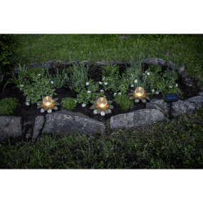 Lilly 3er-Pack Gold solarleuchte Von Star Trading - Die Solar-Lichterkette &bdquo;Lilly&ldquo; ist eine wundersch&ouml;ne Dekoration mit drei dekorativen Bl&uuml;ten aus goldfarbenem Metall.