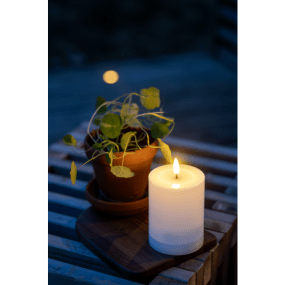 Flamme Saul 13cm Weiß solarleuchte Von Star Trading - Die Kerze verf&uuml;gt &uuml;ber ein verstecktes Solarpanel im Inneren des Kunststoffgeh&auml;uses und sollte tags&uuml;ber bei eingeschalteter Beleuchtung in der N&auml;he der Sonne platziert werden, um die optimale Aufladung zu erreichen.