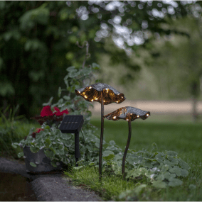 Lumini Braun solarleuchte Von Star Trading - Unter jedem Pilz befindet sich eine kleine Mikro-LED, die bei Einbruch der Dunkelheit warmwei&szlig; leuchtet.