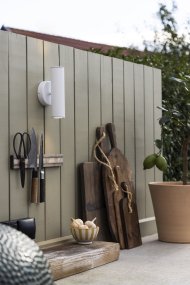 Hubble Weiß außenlampe Von Globen Lighting - Hubble ist eine stilvolle, wei&szlig;e Wandleuchte, die das Licht nach oben und unten streut und ein wundersch&ouml;nes Lichtspiel an der Wand erzeugt.