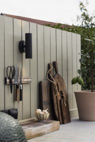 Hubble Schwarz außenlampe Von Globen Lighting - Hubble ist eine stilvolle, schwarze Wandleuchte, die das Licht nach oben und unten streut und ein wundersch&ouml;nes Lichtspiel an der Wand erzeugt.