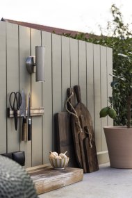 Hubble Gebürsteter Stahl außenlampe Von Globen Lighting - Hubble ist eine stilvolle Wandleuchte mit geb&uuml;rsteter Stahloberfl&auml;che, die das Licht nach oben und unten streut und ein wundersch&ouml;nes Lichtspiel an der Wand erzeugt.