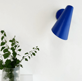 Cale 25cm Blau leselampe Von Dyberg Larsen - Die stilvolle Wandleuchte Cale in Hellblau mit Messingdetails besticht durch ihren beweglichen Schirm, der sich nach Bedarf drehen l&auml;sst und ein gezieltes Licht spendet.