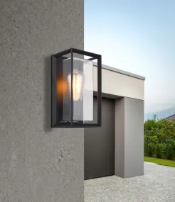 Logana Schwarz außenlampe Von Globo Lighting - Med sin rektangul&auml;ra design och transparenta sk&auml;rm sprider den ett klart och stilrent ljus, perfekt f&ouml;r allt fr&aring;n tr&auml;dg&aring;rdar till uppfarter.