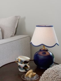 Nell 34cm Blau Von PR Home - Der kugelf&ouml;rmige Lampenfu&szlig; in gl&auml;nzendem, tiefem Blau harmoniert perfekt mit dem beigefarbenen Textilschirm und sorgt f&uuml;r einen sanften und harmonischen Look &ndash; ideal f&uuml;r Schlaf- und Wohnzimmer.