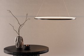 Rödäng Ø100 Schwarz hängelampe Von Venture Design - Mit einem schwarzen Aluminiumrahmen und LED-Leuchten, die f&uuml;r ein angenehmes Licht sorgen, haben Sie eine perfekte Lampe zum Aufh&auml;ngen &uuml;ber dem Esstisch.