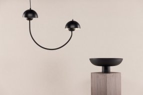 Lyckorna 55cm Schwarz hängelampe Von Venture Design - Diese Leuchte ist ideal f&uuml;r alle, die eine dekorative und gleichzeitig stilvolle Leuchte mit sanftem Design suchen, die in die meisten R&auml;ume und Einrichtungsstile passt.