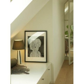 Leya 54cm Grün tischlampe Von PR Home - Der gestreifte Keramiksockel wirkt handbemalt und macht die Leuchte zu einem dekorativen Detail im Zuhause.