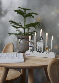 Pippi Weiß Von Star Trading - Der Kerzenständer wird mit 2 AA-Batterien betrieben und verfügt über eine praktische Timerfunktion mit 6 Stunden an und 18 Stunden aus.