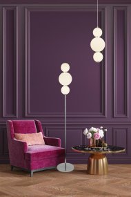 Snowball Chrom stehlampe Von Searchlight - Snowball ist eine Stehlampe, die wirklich auffällt – Mit ihren runden Opalglasschirmen und einem Hauch von Chrom hat sie einen weichen, fast taktilen Ausdruck, der vielen anderen Lampen fehlt.