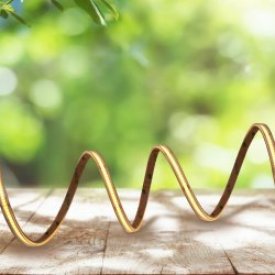 Strip (5m) Weiß Von Lightson - Der biegsame und flexible Lichtstreifen Strip (5m mit 3m Starterkabel) bietet ein homogenes warmweißes Licht, perfekt für Bereiche, deren Ausleuchtung manchmal schwierig sein kann und wo Sie Linien im Garten oder an Fassaden verstärken möchten.