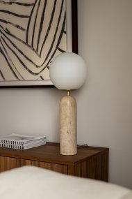 Torrano 53cm Beiger Travertin tischlampe Von Globen Lighting - Stein ist ein Naturmaterial, die Farbe und Schattierungen der Marmorierung variieren und erzeugen bei jedem Stück ein einzigartiges Muster.