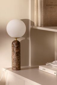 Torrano 53cm Brauner Marmor tischlampe Von Globen Lighting - Stein ist ein Naturmaterial, die Farbe und Schattierungen der Marmorierung variieren und erzeugen bei jedem Stück ein einzigartiges Muster.