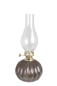 Olga Braun Von Strömshaga - Olga ist eine klassische Petroleumlampe mit dekorativem Design und wundersch&ouml;nen Details.