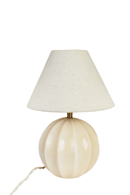 Marit 24cm Beige lampenfuß Von Strömshaga - Das beigefarbene Glas harmoniert perfekt mit den Details in Messingoptik und sorgt f&uuml;r eine warme und zeitlose Atmosph&auml;re.