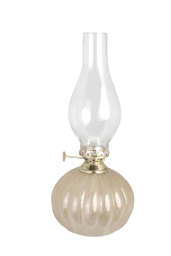 Olga Beige Von Strömshaga - Der runde Lampenfu&szlig; aus beigefarbenem Glas mit seiner gerippten Struktur verleiht der Lampe besonderen Charakter und harmoniert perfekt mit dem Brenner in Antikmessing-Optik.