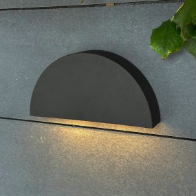 Scott Schwarz außenlampe Von Dyberg Larsen - Die Außenwandleuchte Scott ist ein zeitloser Klassiker mit wunderschönem, nach unten gerichtetem Licht, die perfekte Beleuchtung für Eingänge, Balkone und Carports.