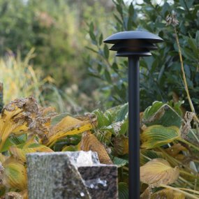 DL20 Schwarz pollarleuchten Von Dyberg Larsen - Die Lampe besteht aus schwarzem Edelstahl und ist 80 cm hoch, der Schirm hat einen Durchmesser von 20 cm.