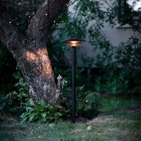 DL25 Schwarz pollarleuchten Von Dyberg Larsen - Der Poller DL25 ist in einem zeitlosen Stil gestaltet, der sowohl in die Einfahrt als auch in den Garten perfekt passt.