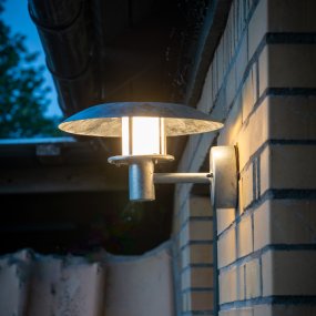 Randers Verzinkt außenlampe Von Dyberg Larsen - Der verzinkte Stahl bietet eine lange Haltbarkeit und der mattierte zylindrische Schirm um die Lichtquelle sorgt für ein angenehmes, blendfreies Licht.