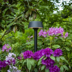 Valencia 80cm Schwarz pollarleuchten Von Dyberg Larsen - Das Design ist stilvoll und modern und das Licht fällt in einem angenehmen Kreis um die Lampe, was einen stimmungsvollen Eindruck vermittelt.