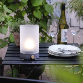 Cozy 20cm Grau tragbare Von Dyberg Larsen - Die gemütliche Tischlampe schafft mit ihrem eleganten Design und ihrer Funktionalität eine warme und einladende Atmosphäre.