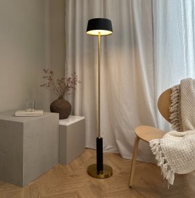 Yoyo LED 125cm Messing tragbare Von Dyberg Larsen - Med en bas och stomme i m&auml;ssings, kombinerat med en sk&auml;rm i borstad svart metall, blir Yoyo en elegant inredningsdetalj.