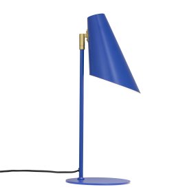 Cale 50cm Dunkelblau schreibtischlampe Von Dyberg Larsen - Die Tischlampe Cale ist eine stilvolle und moderne Lampe, die mit ihrer kräftigen blauen Farbe die Aufmerksamkeit auf sich zieht.