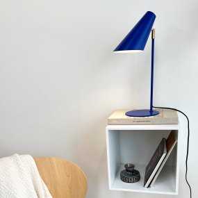 Cale 50cm Dunkelblau schreibtischlampe Von Dyberg Larsen - Die Tischlampe Cale ist eine stilvolle und moderne Lampe, die mit ihrer kräftigen blauen Farbe die Aufmerksamkeit auf sich zieht.