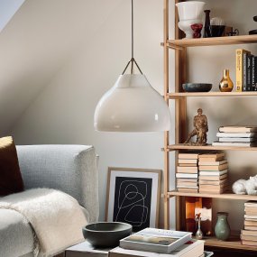 Pyra Ø30 Messing hängelampe Von Dyberg Larsen - Mit einem Durchmesser von 29 cm und einer Höhe von 30 cm passt sie sowohl in große als auch in kleine Räume und das 3 Meter lange weiße Textilkabel ermöglicht es, die Hängehöhe ganz einfach nach Bedarf anzupassen.