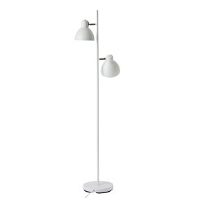 Skagen 2 Chrom stehlampe Von Dyberg Larsen - Die Lampe hat ein klassisches und modernes Design, sodass sie überall hineinpasst.