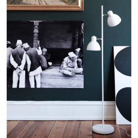 Skagen 2 Chrom stehlampe Von Dyberg Larsen - Die Lampe hat ein klassisches und modernes Design, sodass sie überall hineinpasst.