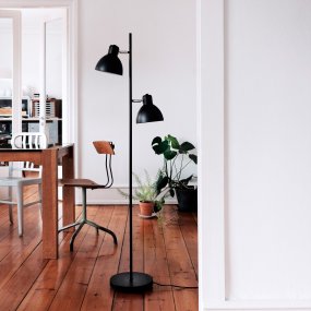Skagen 2 Schwarz stehlampe Von Dyberg Larsen - Die Lampe hat ein klassisches und modernes Design, sodass sie überall hineinpasst.