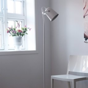 Oslo Weiß stehlampe Von Dyberg Larsen - Oslo ist eine Lampe, die skandinavisches Design mit Funktionalität verbindet und so für eine harmonische und anspruchsvolle Atmosphäre in Ihrem Zuhause sorgt.