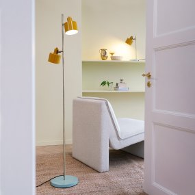 Ocean Mehrfarbig stehlampe Von Dyberg Larsen - Die Stehleuchte Ocean in den Schirmen Curry/Messing/Türkis verfügt über eine Metallkonstruktion, lässt sich nach oben und unten neigen und ist mit einem Fußschalter am Sockel ausgestattet.