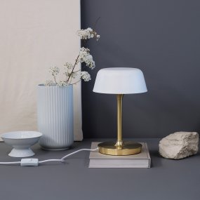 Valencia 30cm Messing Von Dyberg Larsen - Die Valencia Tischleuchte ist eine elegante und einzigartige Leuchte, die ein schönes und angenehmes Licht verbreitet.