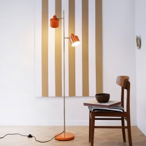 Ocean Orange stehlampe Von Dyberg Larsen - Die Ocean Stehlampe von Dyberg Larsen ist eine von den 50er Jahren inspirierte Lampe mit einem charmanten Retro-Design und einem modernen Touch.