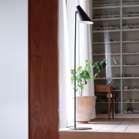Cale Schwarz stehlampe Von Dyberg Larsen - Die Stehleuchte aus mattschwarzem Metall und dem frei drehbaren Leuchtenkopf eignet sich perfekt als Leselampe im Wohnzimmer oder als stilvolles Einrichtungsdetail in einer dunklen Ecke.