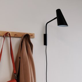 Noa 38cm Schwarz wandlampe Von Dyberg Larsen - Kennzeichnend für die Serie sind der flache Fuß und der verstellbare Lampenschirm.