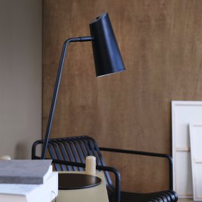Pallas 55cm Schwarz schreibtischlampe Von Dyberg Larsen - Der Schirm mit weißer Innenseite sorgt für gutes und gerichtetes Licht.
